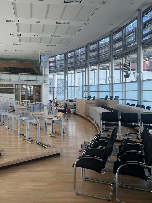 Blick in den Plenarsaal des Magdeburger Landtags. Auf der rechten Seite stehen Stühle, im Zentrum mehrere Tischgestelle ohne Tischplatten. Blick in den Plenarsaal des Magdeburger Landtags. Auf der rechten Seite stehen Stühle, im Zentrum mehrere Tischgestelle ohne Tischplatten.