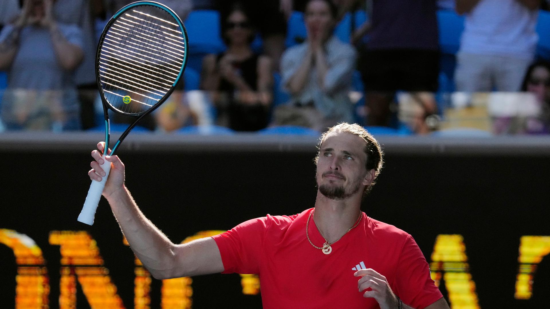 Der deutsche Tennis-Spieler Alexander Zverev freut sich nach einem Sieg bei dem Tennis-Turnier in Australien. 