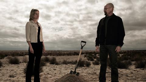 Walter White (Bryan Cranston) vergräbt mitten im Nirgendwo ein Geheimnis.