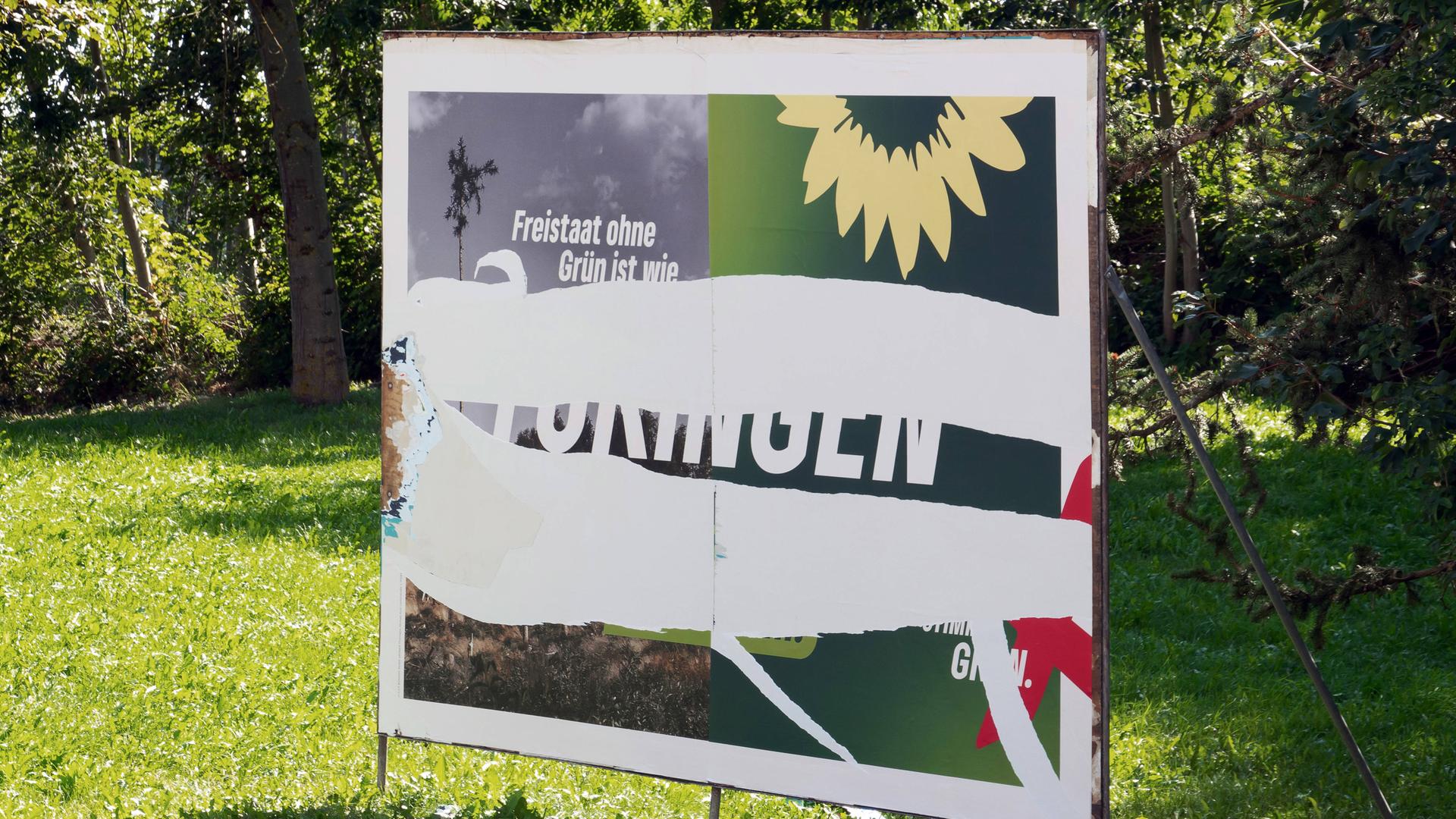 Blick auf ein abgerissenes Wahlplakat der Partei Buendnis90/Die Grünen für die Thüringer Landtagswahl.