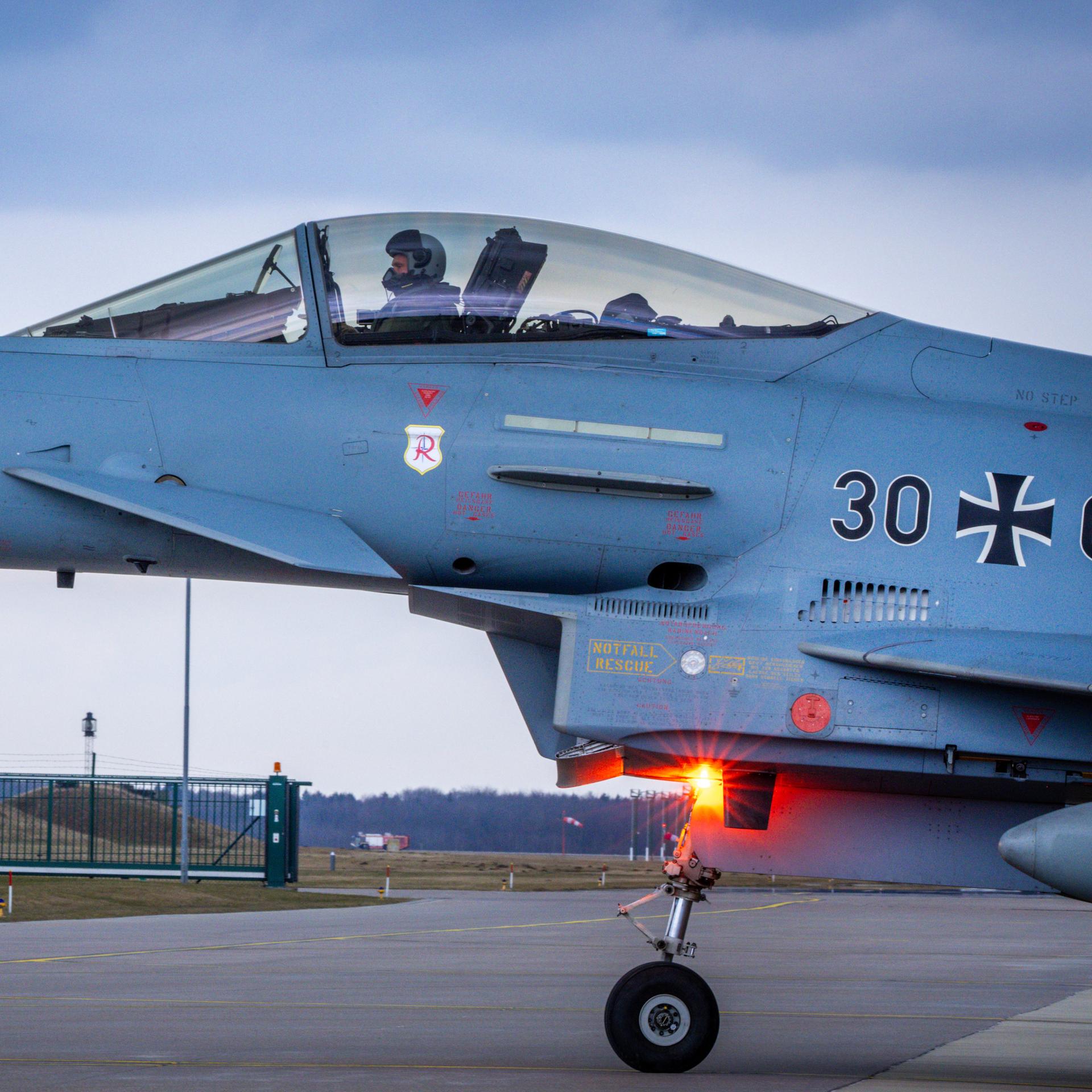 Ein Soldat sitzt in einem Eurofighter der Bundeswehr auf dem Fliegerhorst Laage und rollt zu Startbahn. 