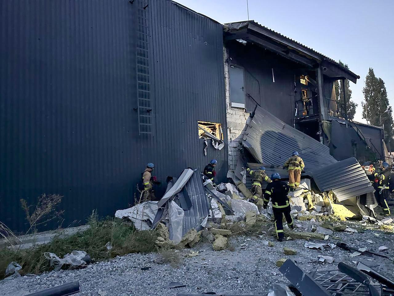 Saporischschja: Dieses von der Pressestelle der Verwaltung von Saporischschja zur Verfügung gestellte Foto zeigt Rettungskräfte, die an einem Gebäude arbeiten, das nach Raketeneinschlägen beschädigt wurde. 