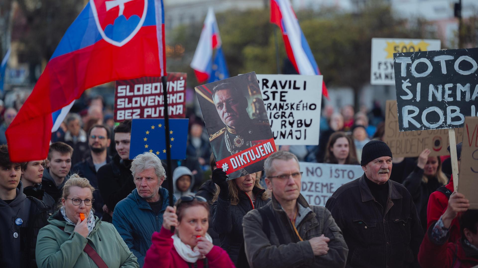 Demonstration in der slowakischen Stadt Kosice gegen den pro-russischen Kurs von Ministerpräsident Robert Fico. Menschen mit Fahnen und Bannern. 