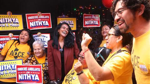 Bürgermeisterkandidatin von Los Angeles und Stadträtin Nithya Raman (Mitte) bei einer Kundgebung unter dem Motto „Latinos Con Raman“ (dt.: „Latinos mit Raman“)