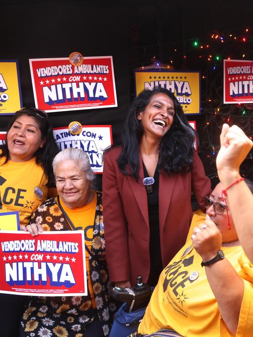 Bürgermeisterkandidatin von Los Angeles und Stadträtin Nithya Raman (Mitte) bei einer Kundgebung unter dem Motto „Latinos Con Raman“ (dt.: „Latinos mit Raman“)