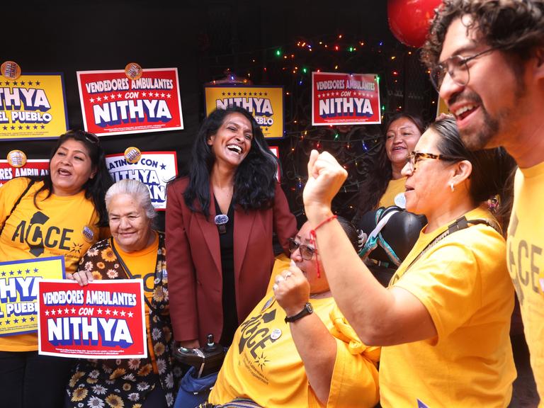 Bürgermeisterkandidatin von Los Angeles und Stadträtin Nithya Raman (Mitte) bei einer Kundgebung unter dem Motto „Latinos Con Raman“ (dt.: „Latinos mit Raman“)