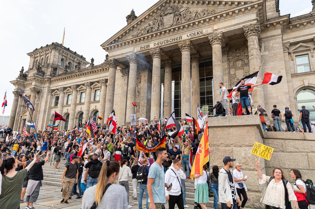 Eine große Menschenmenge sammelte sich 2020 zu einer Demonstration gegen Corona-Maßnahmen vor dem Reichstagsgebäude.