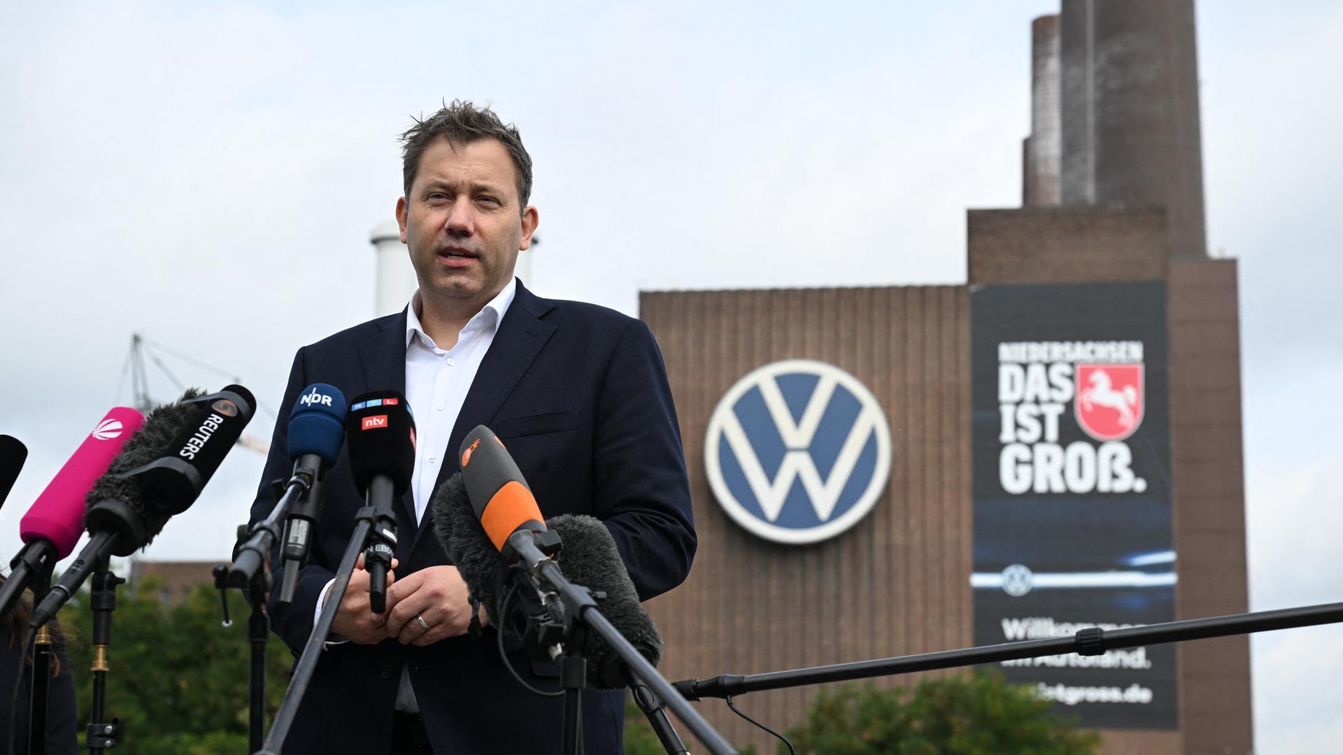 Niedersachsen, Wolfsburg: Lars Klingbeil (SPD), Bundesfinanzminister und Vizekanzler, spricht nach einem Treffen beim VW-Konzernbetriebsrat vor dem Volkswagen Stammwerk. 