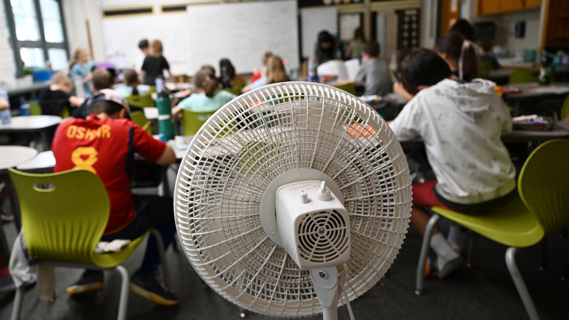 Ein Ventilator bewegt ein wenig die Luft in einem vollbesetzten Klassenzimmer einer dritten Klasse in Denver.