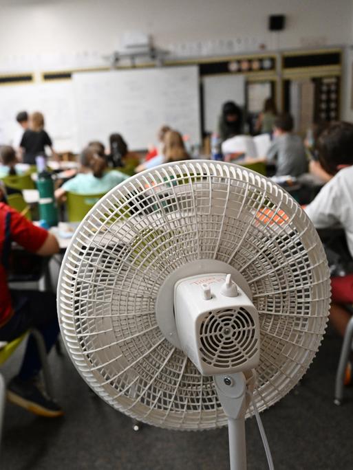 Ein Ventilator bewegt ein wenig die Luft in einem vollbesetzten Klassenzimmer einer dritten Klasse in Denver.