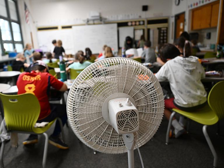 Ein Ventilator bewegt ein wenig die Luft in einem vollbesetzten Klassenzimmer einer dritten Klasse in Denver.