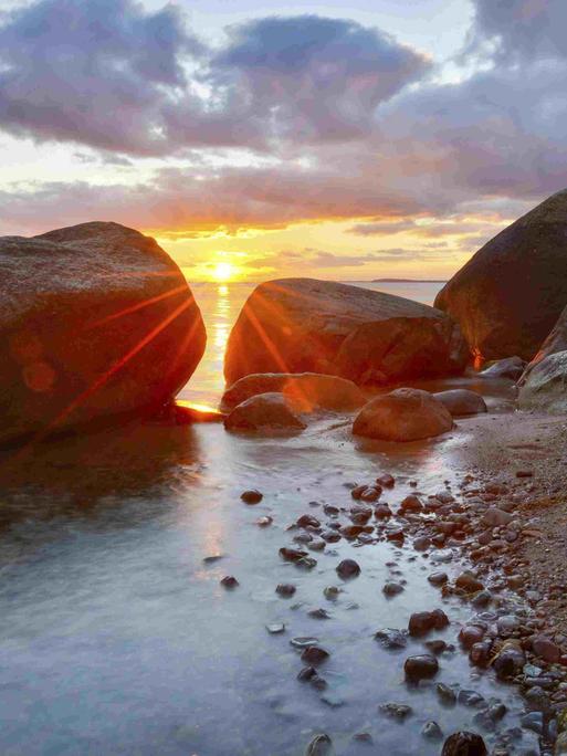 Große Findlinge am Strand der Ostsee bei Sonnenuntergang, Naturschutzgebiet Mönchgut, Groß Zicker, Insel Rügen.
