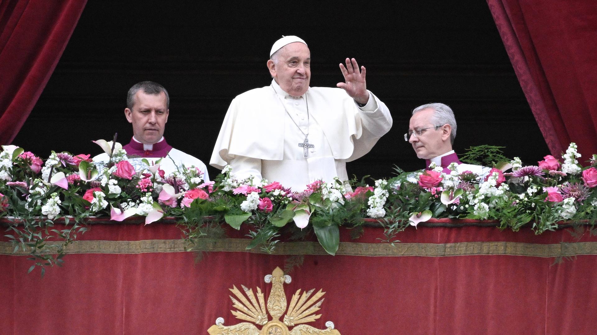 Papst Franziskus I. wikt von der Loggia des Petersdom nach der Ostermesse auf dem Petersplatz in Rom.