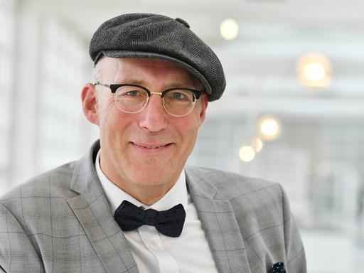 Ewald Arenz lächelt in Richtung des Betrachters. Ewald Arenz lächelt in Richtung des Betrachters.
