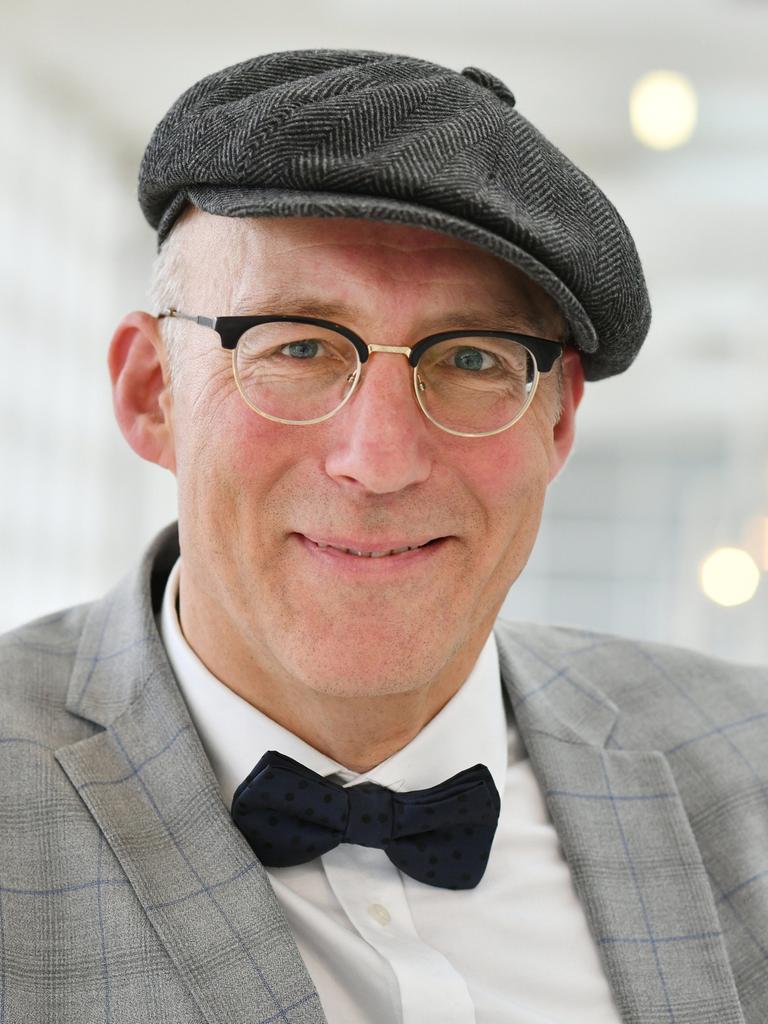 Ewald Arenz lächelt in Richtung des Betrachters. Ewald Arenz lächelt in Richtung des Betrachters.