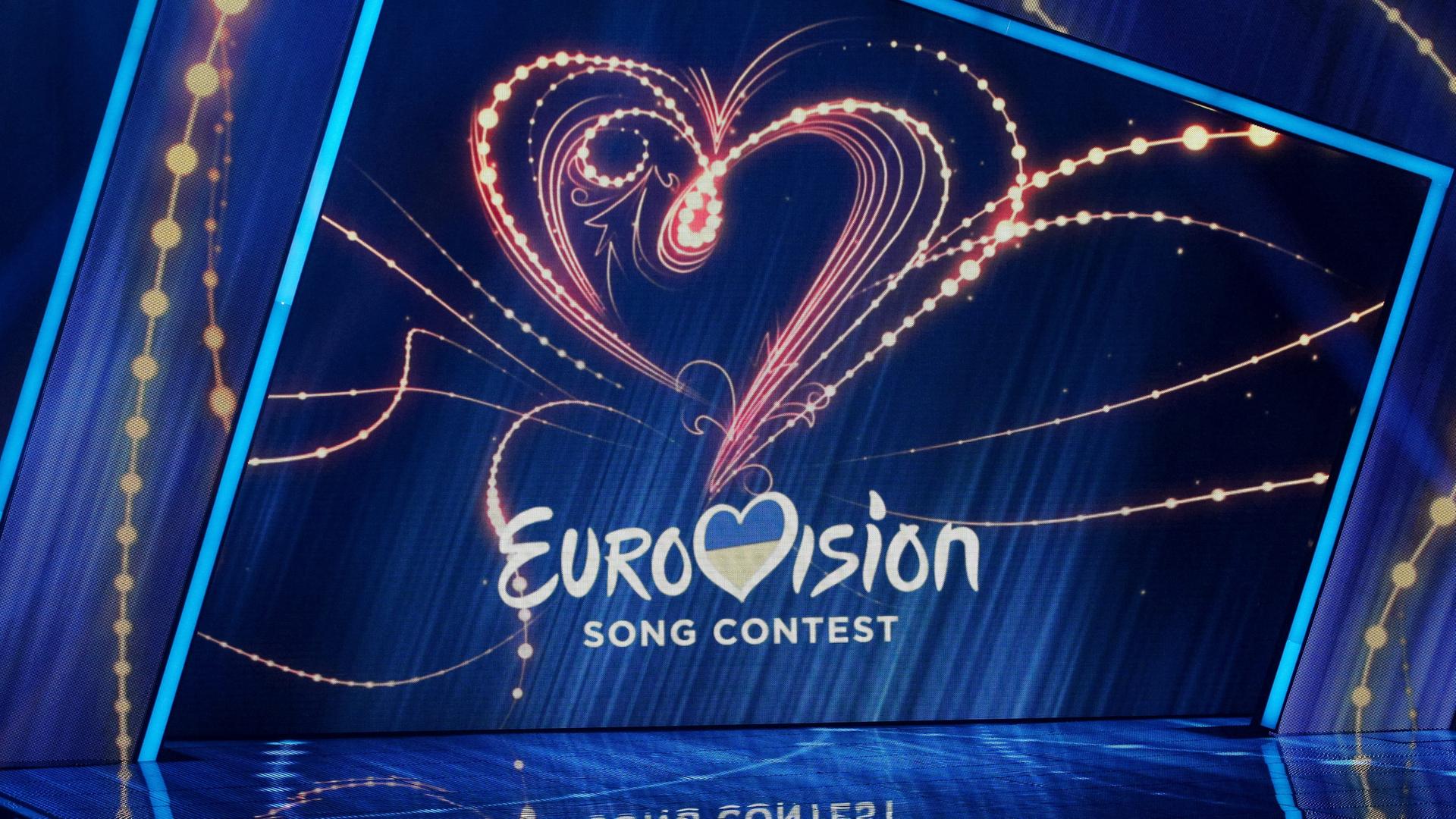 Archivbild von 2023: Es zeigt das Logo des Eurovision Song Contest - einen Schriftzug und ein Herz in den Farben der ukrainischen Flagge.