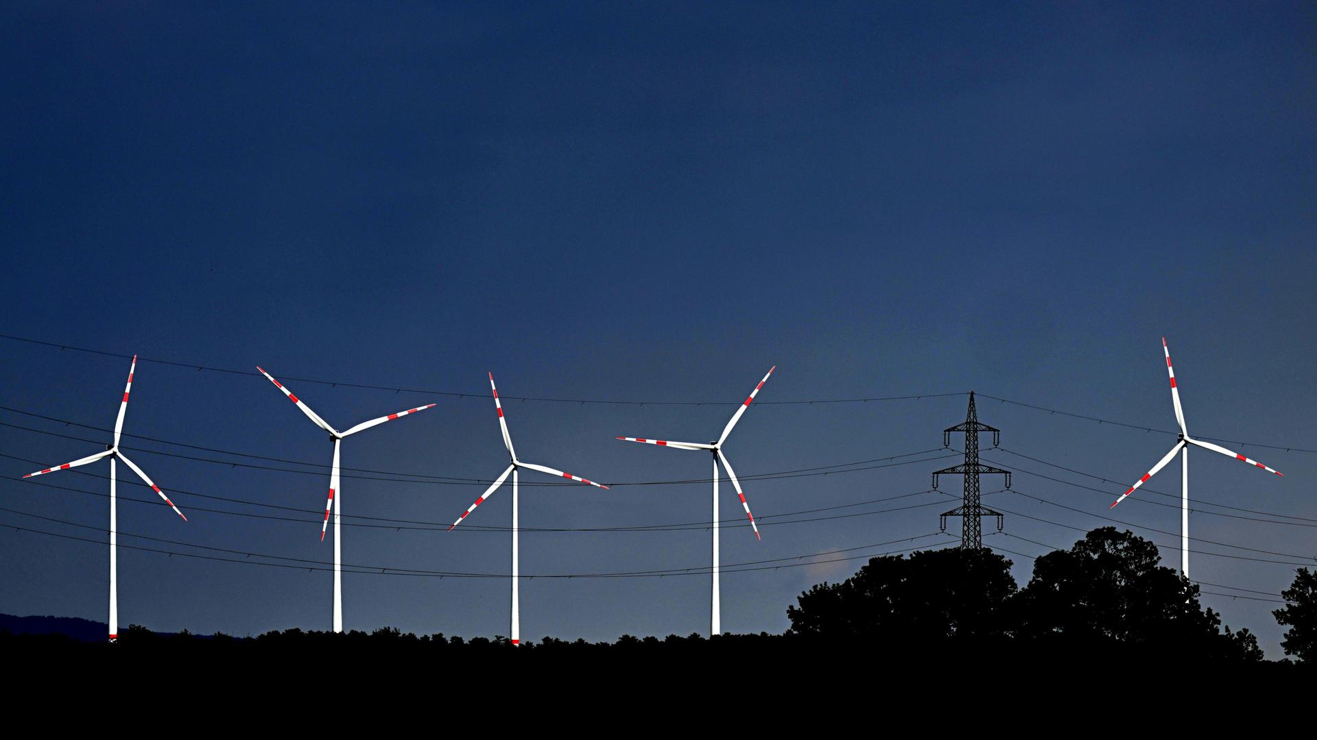 Blick auf einen tiefblauen Himmel mit strahlend weißen Windrädern. Blick auf einen tiefblauen Himmel mit strahlend weißen Windrädern.