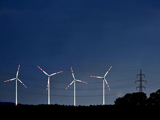 Blick auf einen tiefblauen Himmel mit strahlend weißen Windrädern. Blick auf einen tiefblauen Himmel mit strahlend weißen Windrädern.