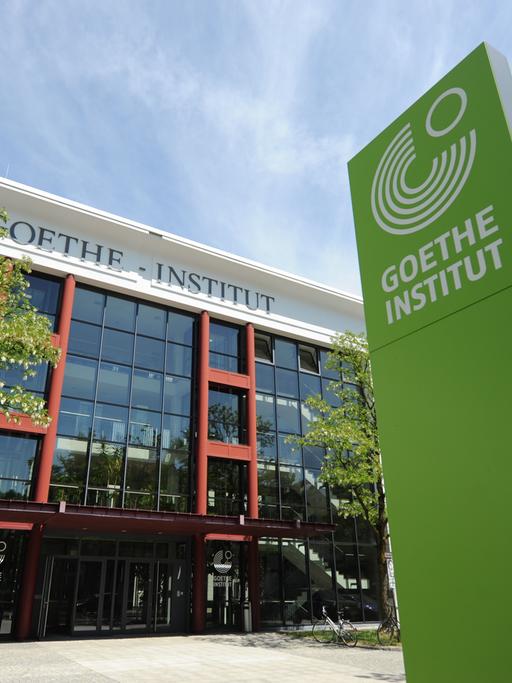 Bild von der Zentrale des Goethe-Instituts in München. Auf einem grünen Schild steht "Goehte Institut"