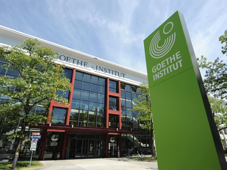 Bild von der Zentrale des Goethe-Instituts in München. Auf einem grünen Schild steht "Goehte Institut"