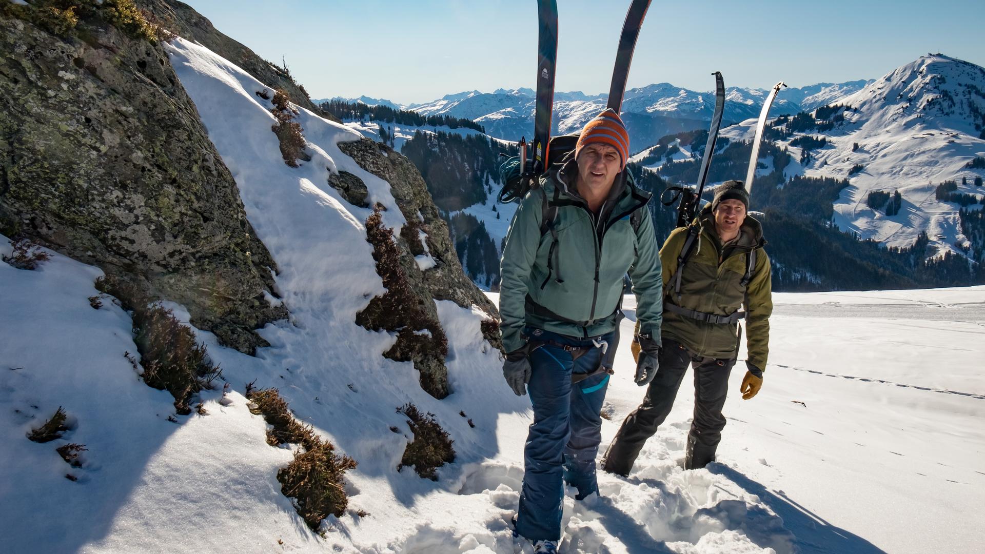 Szenenfoto aus der ZDF-Serie "Der Bergdoktor" mit zwei Hauptdarstellern bei einer Bergtour im Winter.