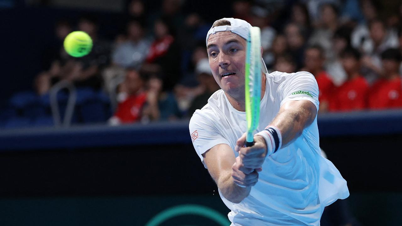 Jan-Lennard Struff schlägt einen Ball