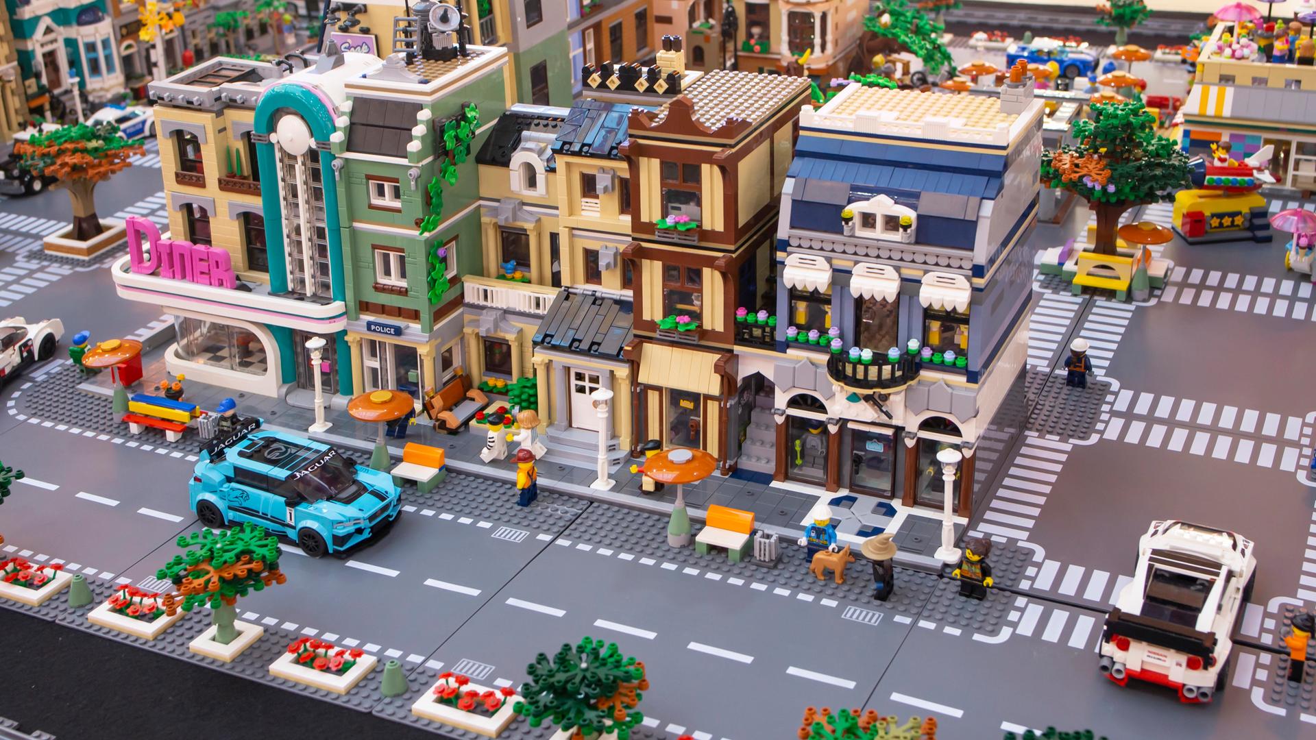 Lego-Set einer städtischen Szenerie mit belebter Straße und Altbauen