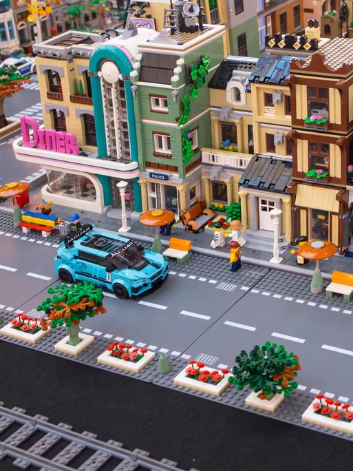 Lego-Set einer städtischen Szenerie mit belebter Straße und Altbauen