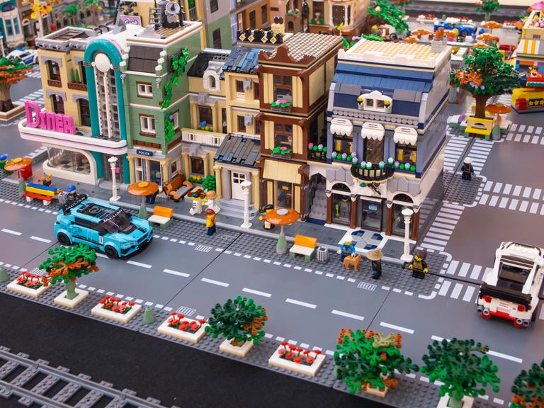 Lego-Set einer städtischen Szenerie mit belebter Straße und Altbauen