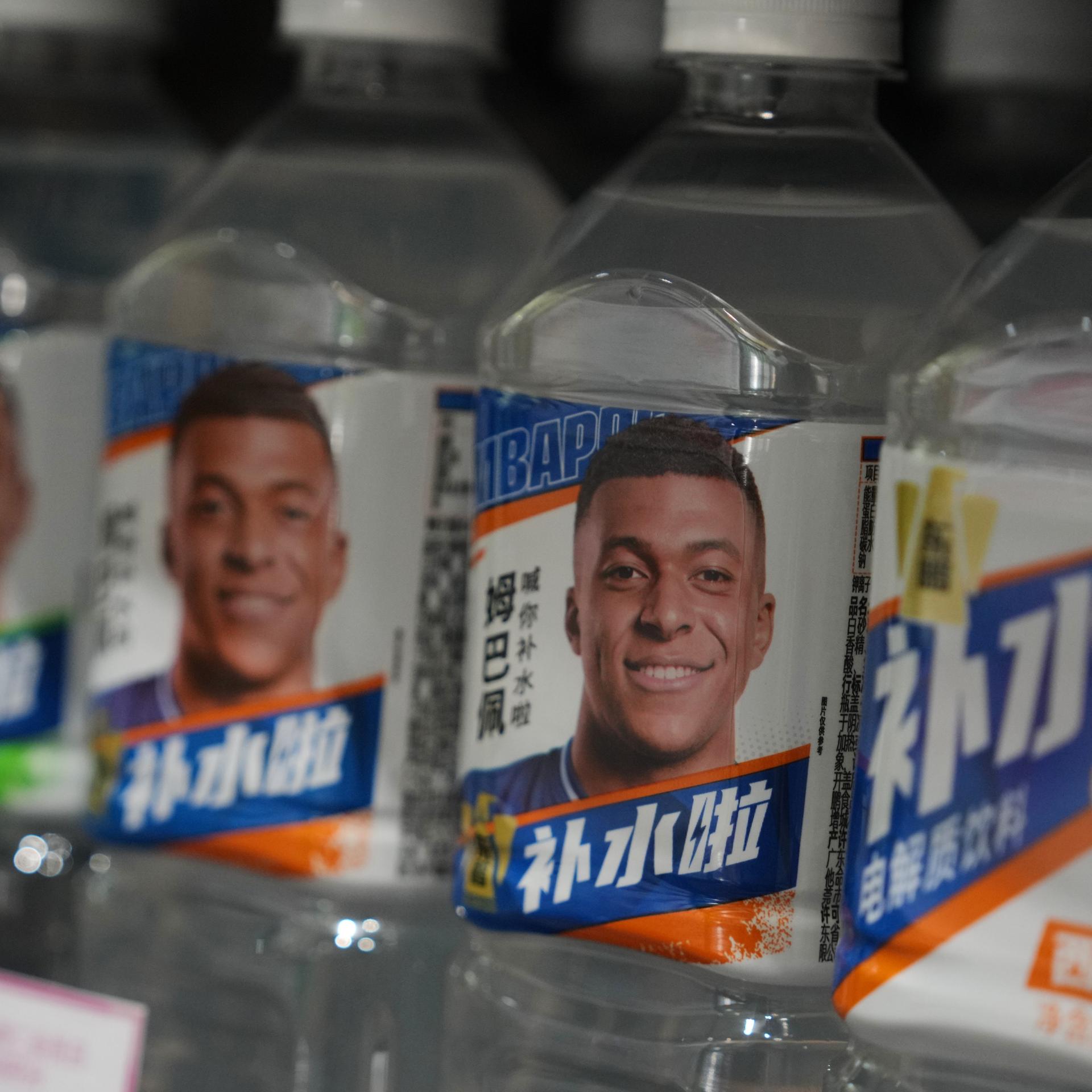 Getränkeflaschen in China, auf denen das Gesicht des französischen Fußballstars Kilian Mbappé abgebildet ist. 