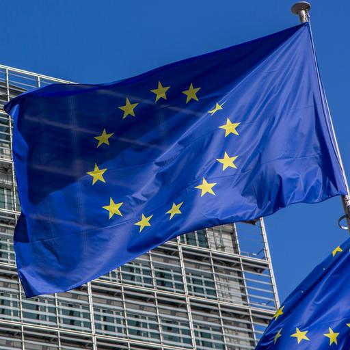 Die blaue EU Flagge mit den gelben Sternen weht vor dem zwischen 1963 bis 1967 erbauten Berlaymont-Gebäude in Brüssel, der Sitz der Europäischen Kommission.