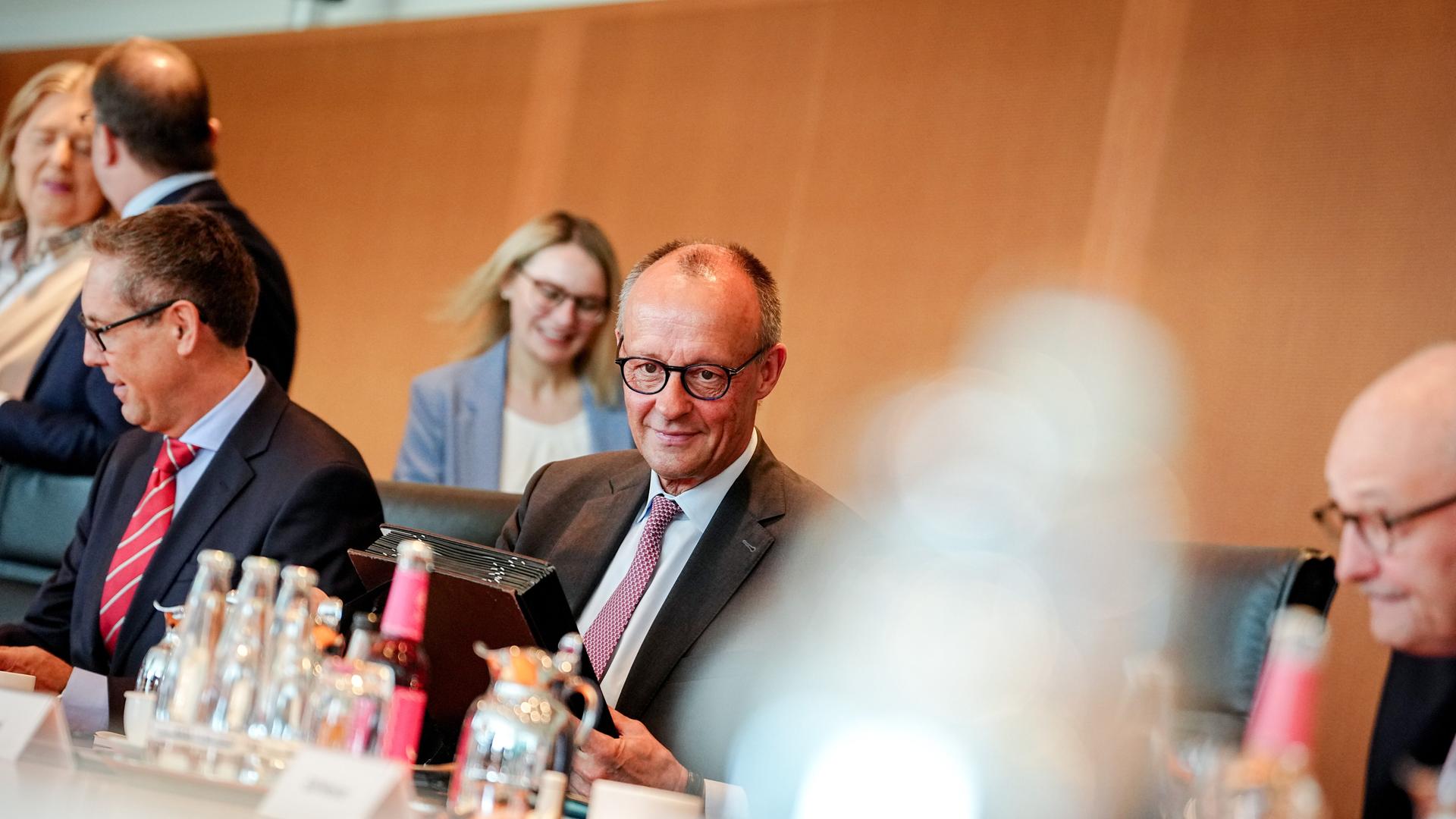 Bundeskanzler Friedrich Merz (CDU) nimmt an der Sitzung des Bundeskabinetts im Bundeskanzleramt teil. Bundeskanzler Friedrich Merz (CDU) nimmt an der Sitzung des Bundeskabinetts im Bundeskanzleramt teil.