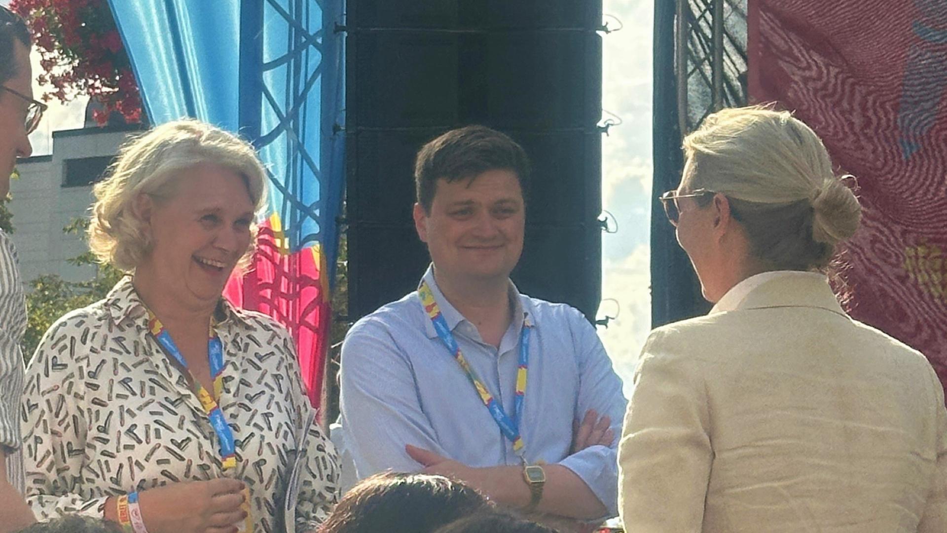 Ludwig, Tichy und Weidel lächelnd im Gespräch bei einer Veranstaltung.