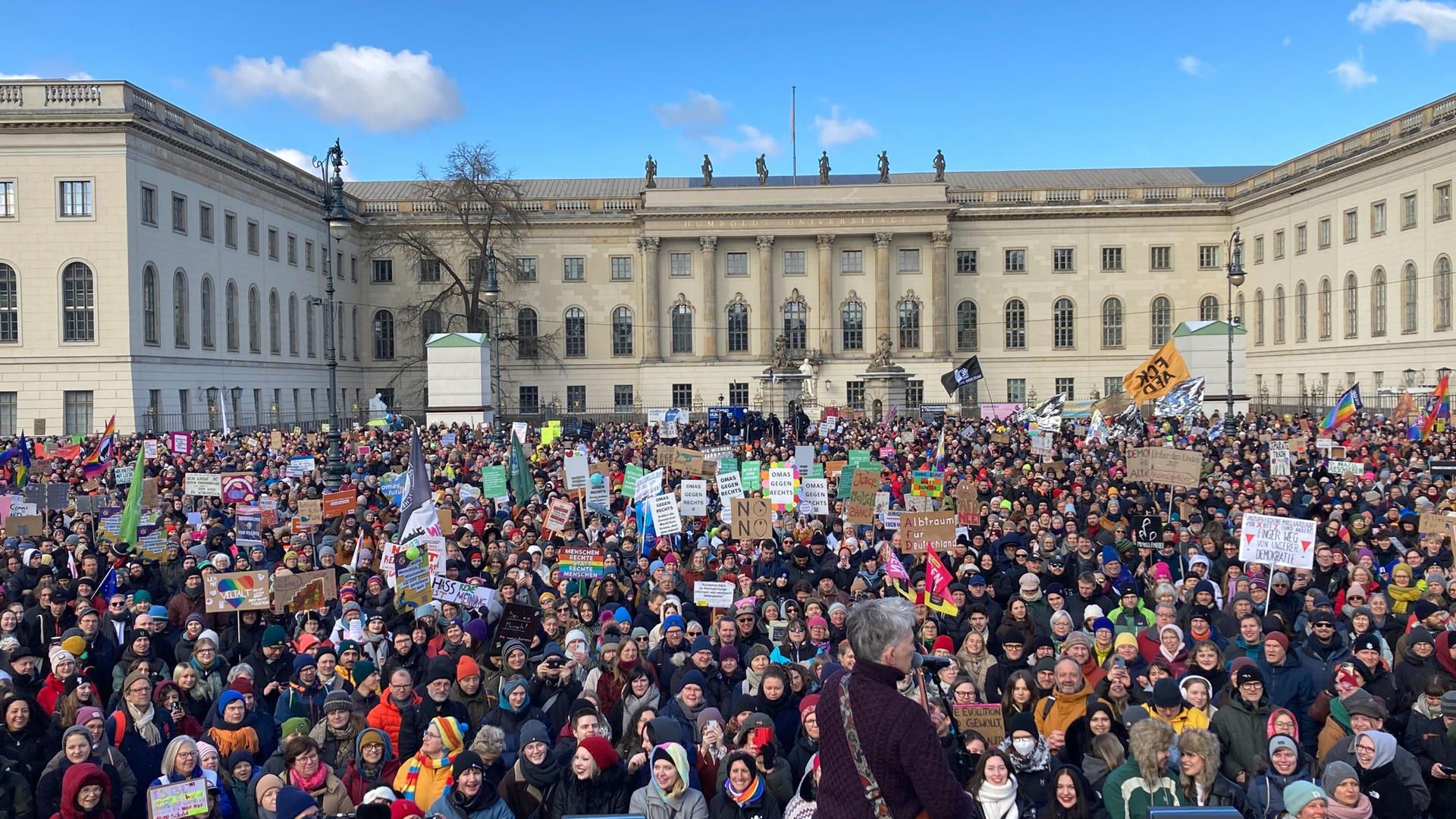 Das Bild zeigt Menschen, die in Berlin auf dem August-Bebel-Platz demonstrieren. 