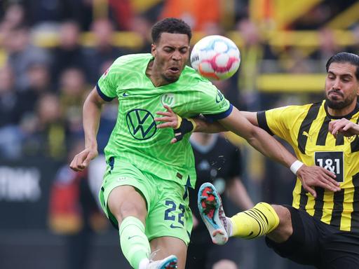 Felix Nmecha (l.) im Trikot des VfL Wolfsburgs gegen Emre Can von Borussia Dortmund