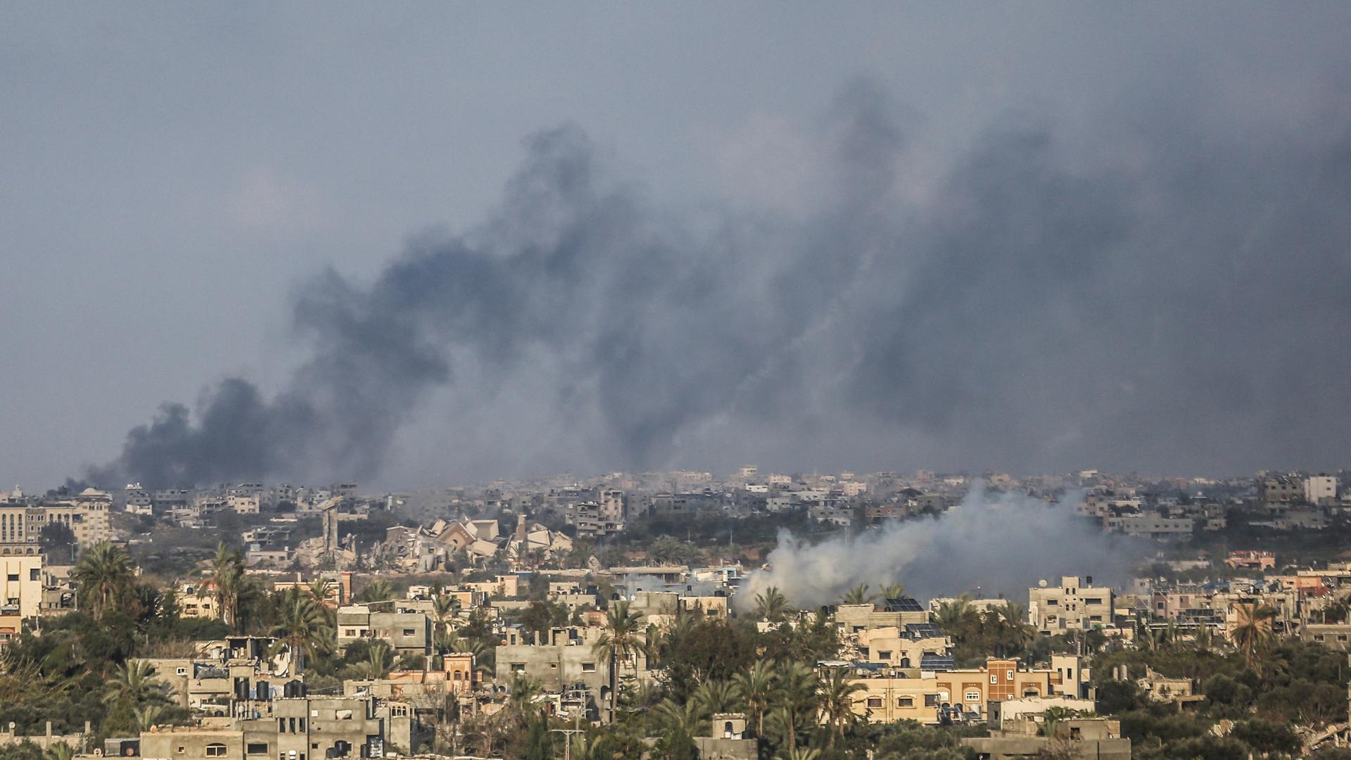 Thick smoke can be seen above the buildings of Gaza City as a result of the continuing attacks on the Al-Zaytoun neighborhood, amid the ongoing battles between Israel and the Palestinian Islamist Hamas movement.