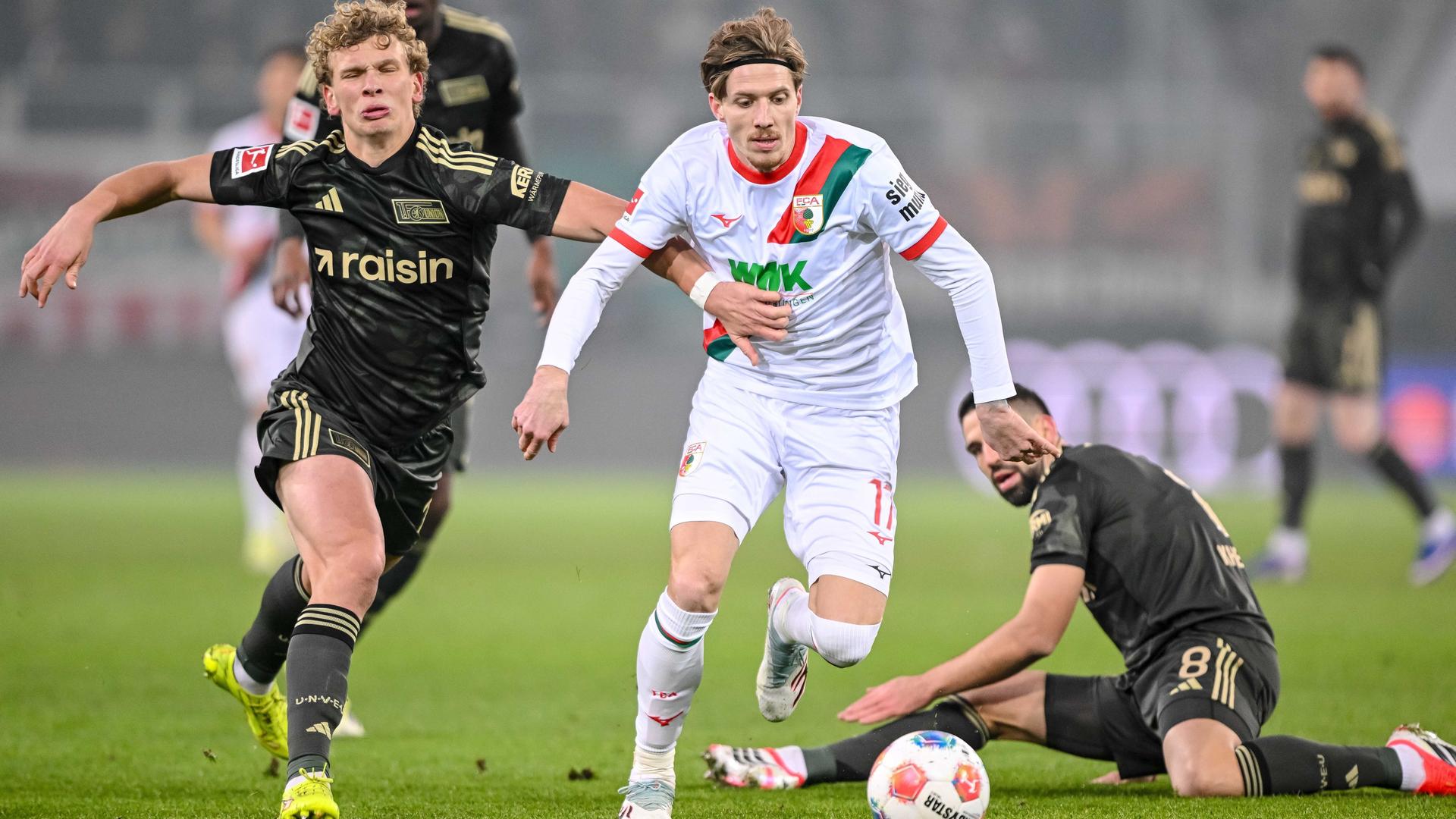 Fußball-Bundesliga: Augsburg spielt gegen Union Berlin. Leopold Querfeld (Union Berlin) in Aktion gegen Kristijan Jakić (Augsburg). Fußball-Bundesliga: Augsburg spielt gegen Union Berlin. Leopold Querfeld (Union Berlin) in Aktion gegen Kristijan Jakić (Augsburg).