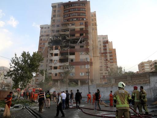 Aufräumarbeiten in Teheran nach dem Angriff Israels auf den Iran am 13. Juni 2025
