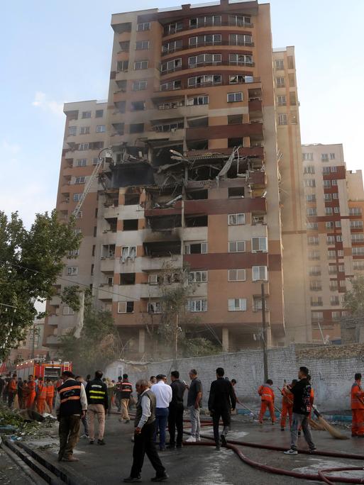 Aufräumarbeiten in Teheran nach dem Angriff Israels auf den Iran am 13. Juni 2025