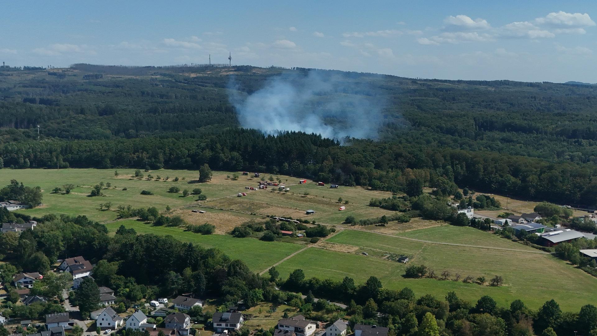 Rauch steigt bei einem Waldbrand unweit der Autobahn A48 im Westerwald auf (Aufnahme mit Drohne). Rauch steigt bei einem Waldbrand unweit der Autobahn A48 im Westerwald auf (Aufnahme mit Drohne).