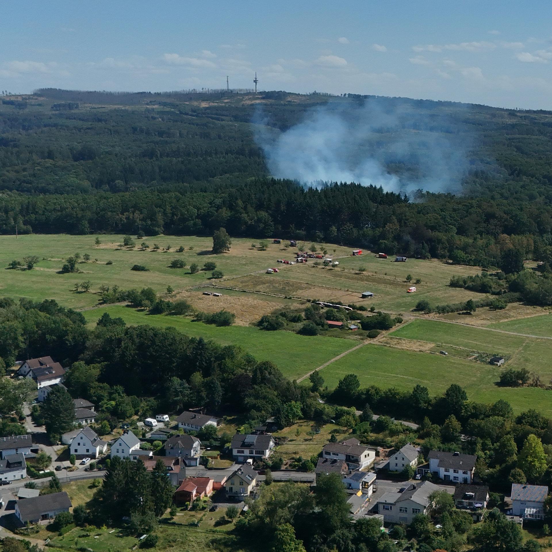 Rauch steigt bei einem Waldbrand unweit der Autobahn A48 im Westerwald auf (Aufnahme mit Drohne).