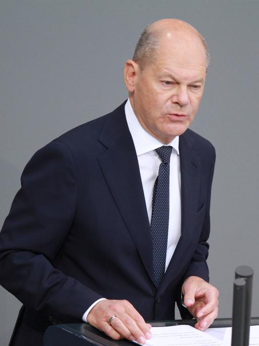 Bundeskanzler Olaf Scholz steht am Rednerpult im Deutschen Bundestag.