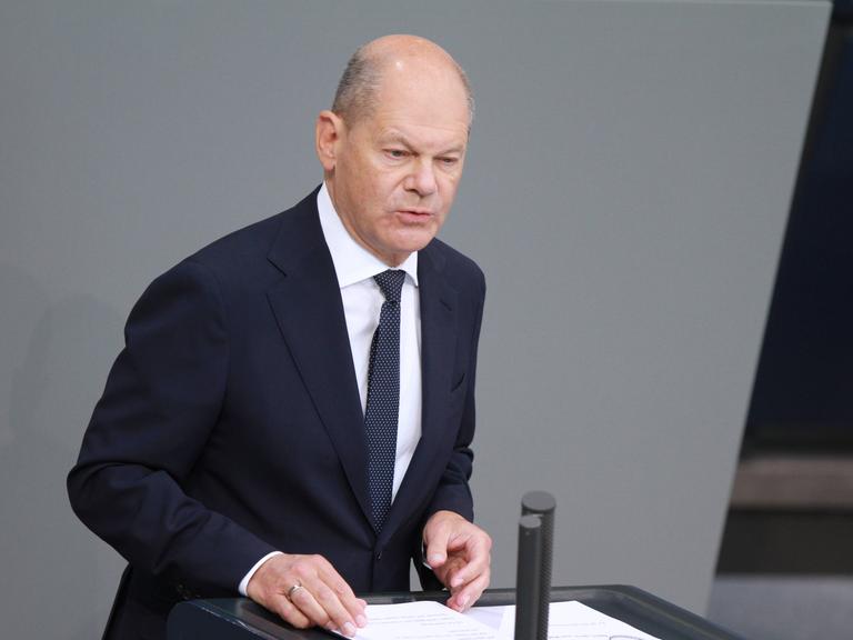 Bundeskanzler Olaf Scholz steht am Rednerpult im Deutschen Bundestag.