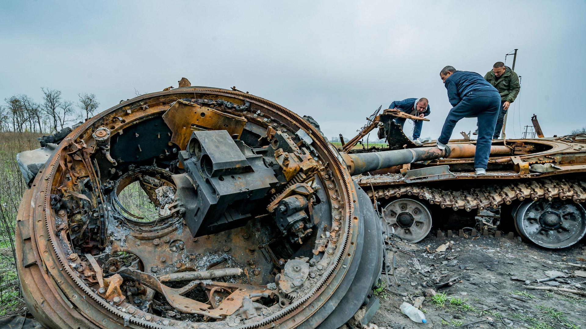 Ukrainische Ermittler begutachten zerstörtes Kriegesmaterial in Myroliubivka in der Region Cherson