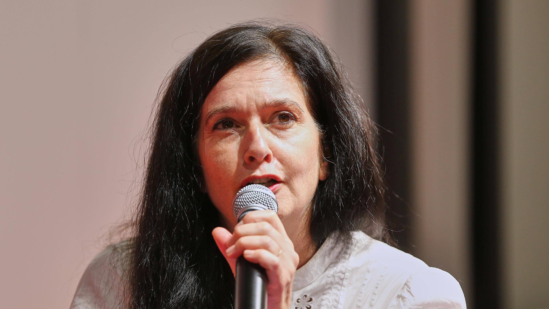 Porträt der Autorin Karen Köhler mit Mikrofon  Porträt der Autorin Karen Köhler mit Mikrofon