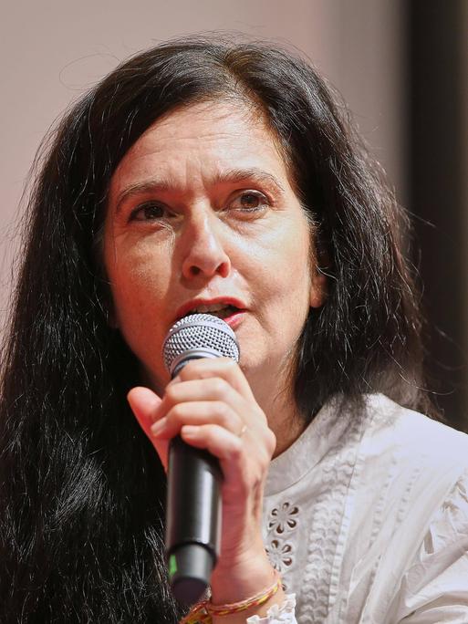 Porträt der Autorin Karen Köhler mit Mikrofon  Porträt der Autorin Karen Köhler mit Mikrofon