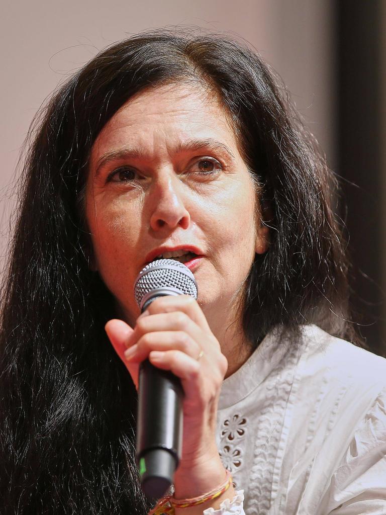 Porträt der Autorin Karen Köhler mit Mikrofon 