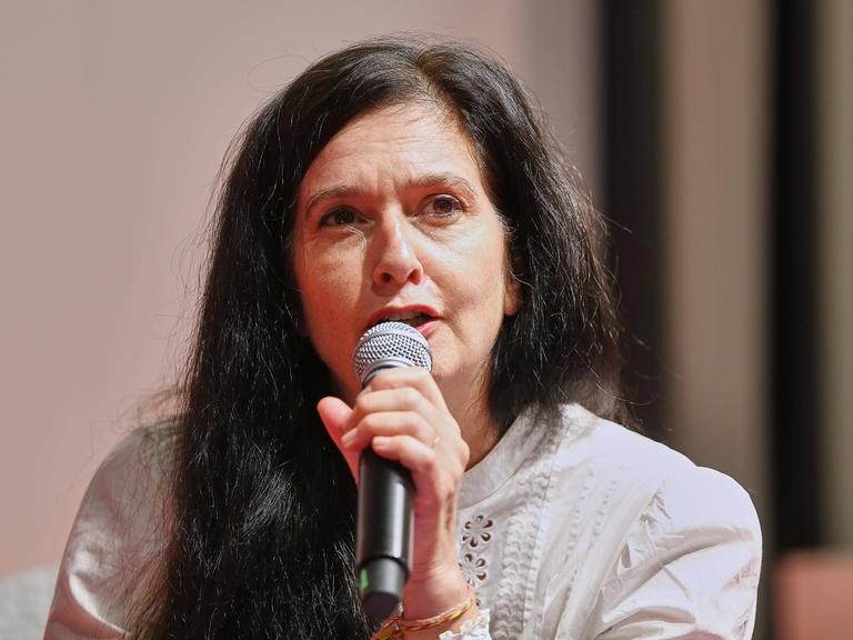 Porträt der Autorin Karen Köhler mit Mikrofon  Porträt der Autorin Karen Köhler mit Mikrofon