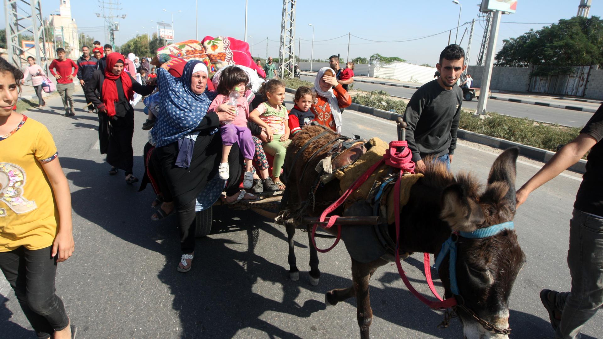 Palästinensische Familien fliehen in den Süden des Gaza. Am 7. November 2023 sollen bereits rund 70 Prozent oder 1.5 Millionen Menschen im Gazastreifen aus ihren Häusern geflohen sein.