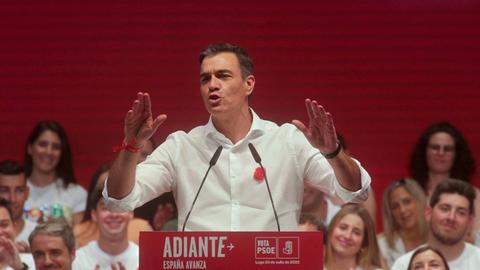 Pedro Sanchez steht bei einer Wahlkampfveranstaltung im galicischen Lugo gestikulierend an einem Rednerpult.